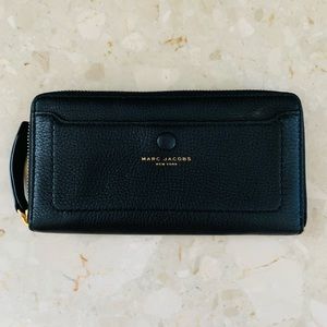 Classy Marc Jacobs Black Leather Zip Wallet